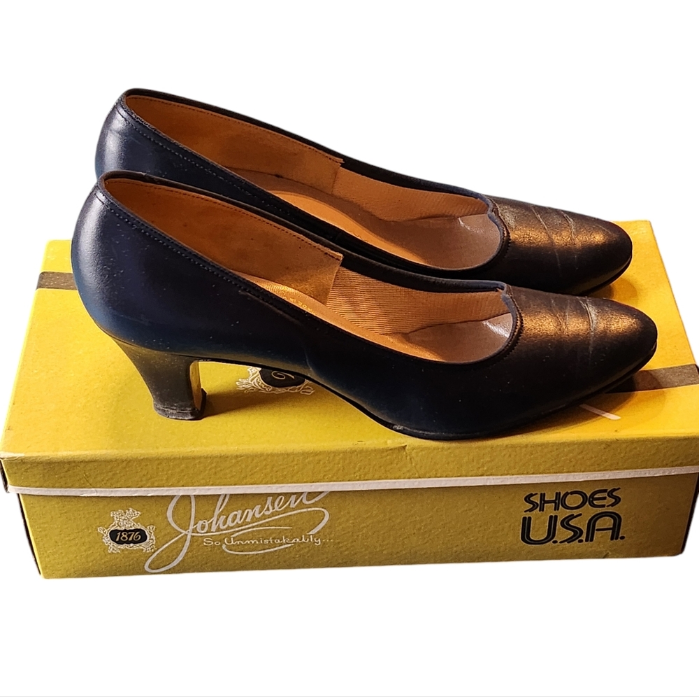 Vintage Johansen Lo-Peak Navy Leather Heels Size 8.5AA w/Original Box